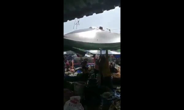 Fırtınaya pazarda yakalandılar!